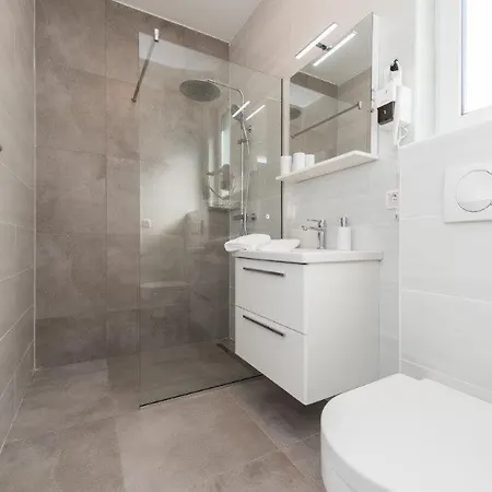 Vila Awesome In With Outdoor Swimming Pool, Sauna And Wifi
