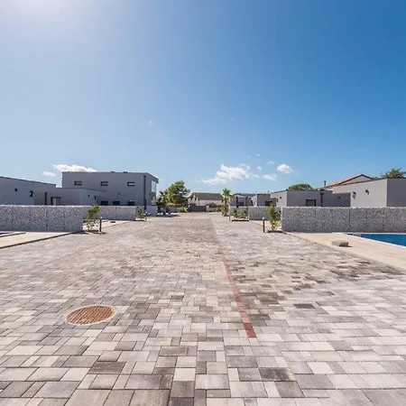 Vila Awesome In With Outdoor Swimming Pool, Sauna And Wifi *