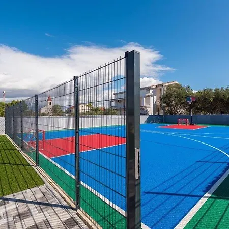 Vila Awesome In With Outdoor Swimming Pool, Sauna And Wifi