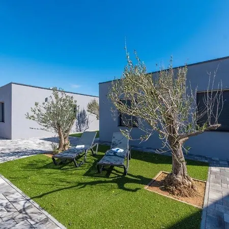 Awesome In With Outdoor Swimming Pool, Sauna And Wifi