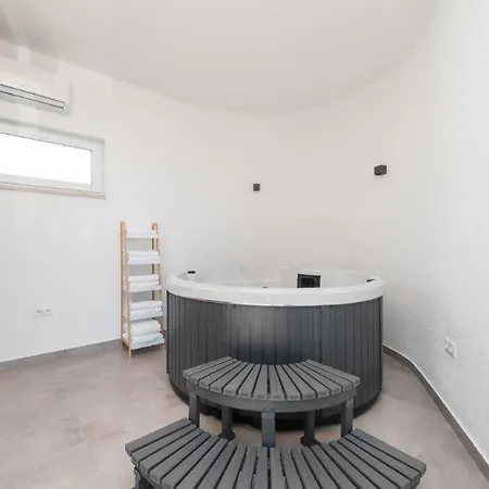 Vila Awesome In With Outdoor Swimming Pool, Sauna And Wifi Vir