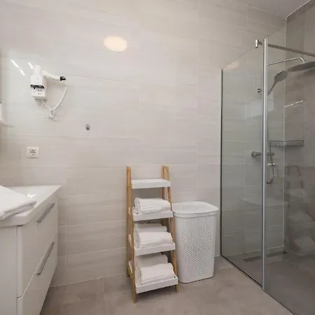 Awesome In With Outdoor Swimming Pool, Sauna And Wifi *