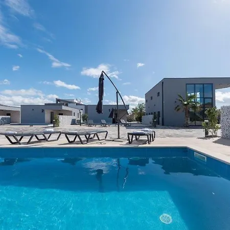 Awesome In With Outdoor Swimming Pool, Sauna And Wifi *