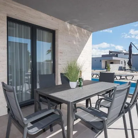 Villa Awesome In With Outdoor Swimming Pool, Sauna And Wifi